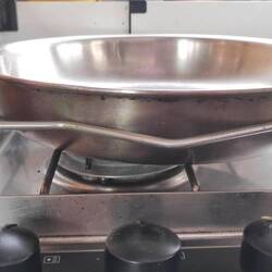 Die Pfannen endlich sicher mit handgefertigtem Halter