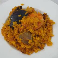 Hors d'œuvre du soir: riz aux fruits de mer. Très bon