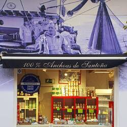 La ville de Santoña est réputée pour ses conserves d'anchois