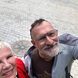 Am Ziel- die Helmfrisuren sitzen