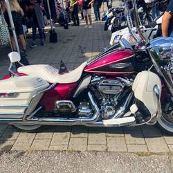 Die Harley würde mir gefallen,!