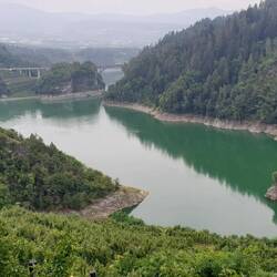 Schönes grünes Wasser mit weißen Rand am Stausee.
