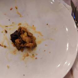 Nur noch der Rest einer gefüllten Aubergine