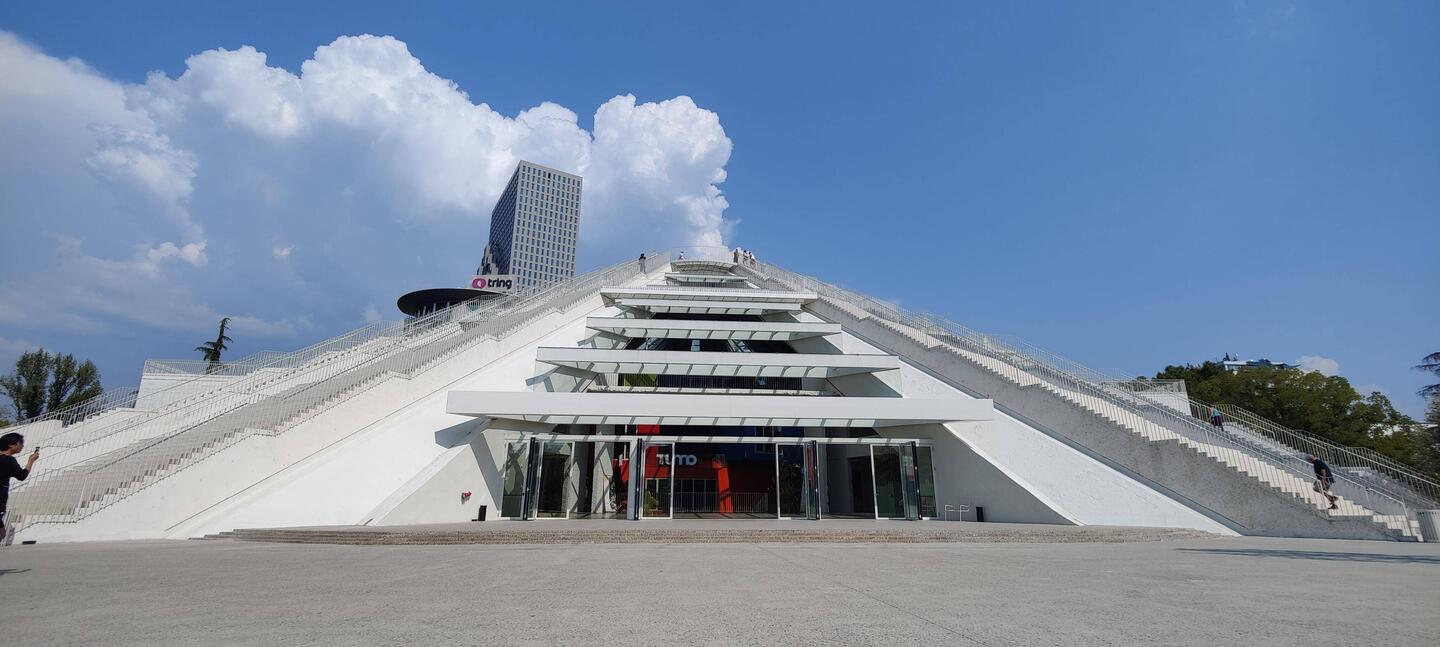 Die Pyramide von unten