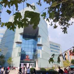 Das Toptani-Einkaufszentrum