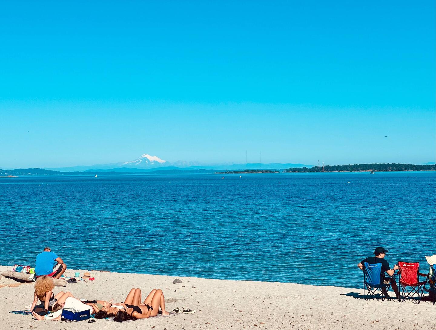 Willows Beach im Hintergrund Mount Baker (US)