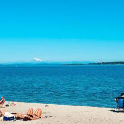 Willows Beach im Hintergrund Mount Baker (US)