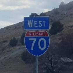 Hinweisschild Interstate, nicht mit Ortsnamen, wo es hingeht, sondern immer mit Himmelsrichtung.