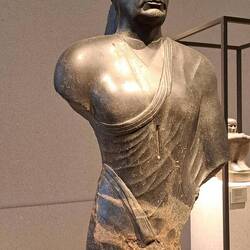 A chi sembra una statua egizia del 3000 aC?