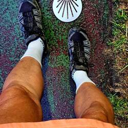 Les chaussures et les chaussettes sont encore propres... Ça ne va pas durer ...