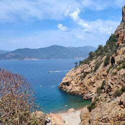 Meer am Fighajola Strand mit einer kurven- und höhenmeterreichen Zufahrt ⤴️⤵️