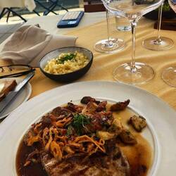 Rosa gebratener Zweibelrostbraten von Dee Kalbin