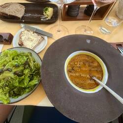 Kürbiscremesuppe (pumpkin soup with schalotte and salad