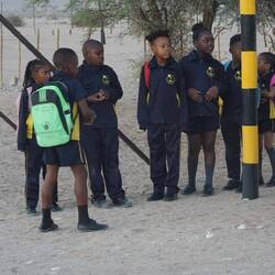 d Schuäler ufä Bus am warte