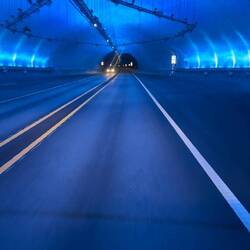 Bei den Tunneln hier könnte man meinen man fahre durch ein Aquarium 🤭