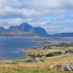 Rücktour, hinter der Bella liegt Gravdal, Leknes ist am rechten Bildrand