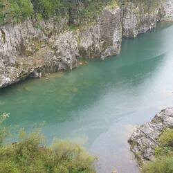 Herrlich türkisfarbenes Wasser im Fluss Soča.
