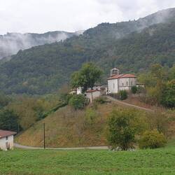 Hinter der Kapelle unten im Tal verläuft die slowenisch-italienische Grenze.