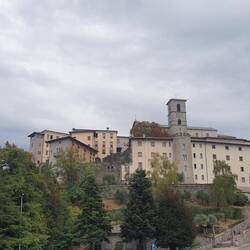 Castelmonte muss man von hier aus zu Fuß erkunden.