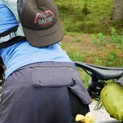Le papa kangourou avec son enfant dans la poche