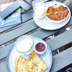 Rhabarber-Paj mit Vanillesoße und Ein Pfannkuchen mit Eis und Marmelade.