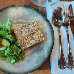Frischer Salat und Köfte