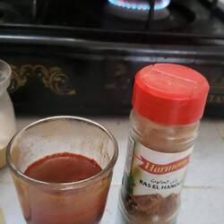 Dann mit Brühe auffüllen. Hier die Variante mit Ras El Hanout, Salz, Honig und Paprika.