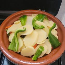 Dann Kartoffeln und Paprika