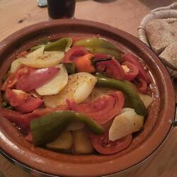 Die fertige Tajine. Lecker, lecker! Traditionell mit etwas Brot und direkt aus der Tajine gegessen.