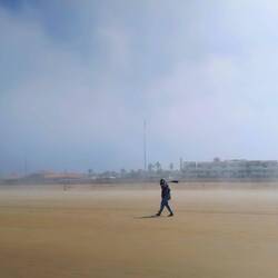Schatzsucher mit Metalldetektor am Strand 😳