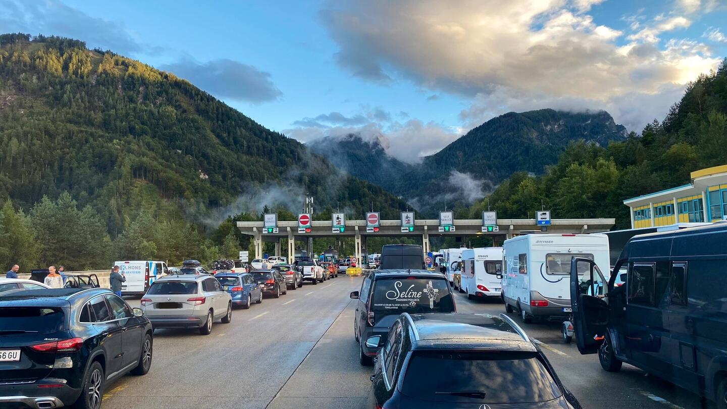 Wir warten seit 4 Stunden 🤮😵‍😬🤬🥴☠️. Inzwischen wird es dunkel - raus zum nächsten Camping!
