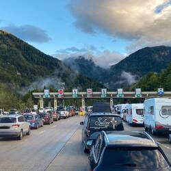 Wir warten seit 4 Stunden 🤮😵‍😬🤬🥴☠️. Inzwischen wird es dunkel - raus zum nächsten Camping!
