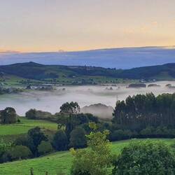 La brume est là dans certains creux