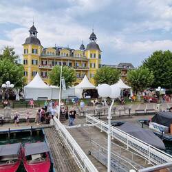 De badplaats Velden aan de Wörthersee