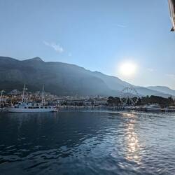Bei Sonnenaufgang Abfahrt zur Insel Brac