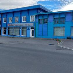 Viele Häuser sind hier blau angestrichen