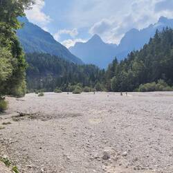 benachbartes Flussbett - im Sommer nur ein Rinnsal
