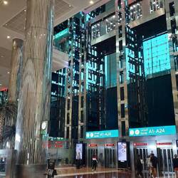 Flughafen Dubai mit Wasserfall