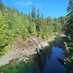 Wasser, das durch den Felsen geflossen ist...schön klar