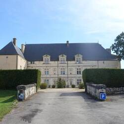 Château de Montbras - eine Burg am Wegesrand