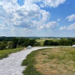 Am Horizont ist die Skyline von St Louis zu erkennen.