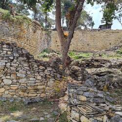 Rautenmuster an einigen Rundhäusern