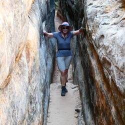 Anke drückt die Felsen auseinander