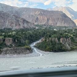 In Richtung Karimabad immer dem Hunza entlang.