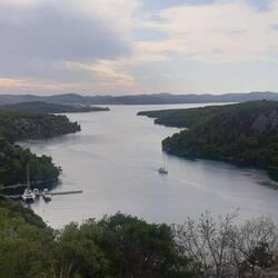 Fjordähnlich fließt hier die Krka in den Prokliansko See, bevor es dann in die Adria geht.