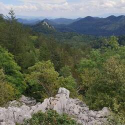 Auffallend weiße Felsen im Velebit Naturpark.