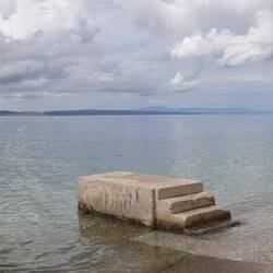 Ein kleiner ehemaliger Imbiss direkt am Adriastrand.