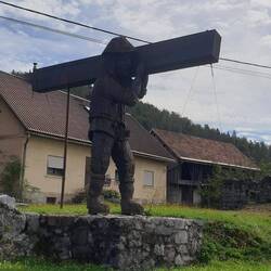 Der legendäre kroatische Riese Petar Klepac mit einem 4,50 Meter langen Balken.