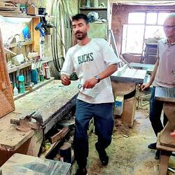 Besuch beim Holzschnitzer