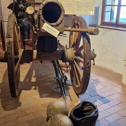 Een kanon uit de 14e eeuw waarvoor men stenen kogels gebruikte